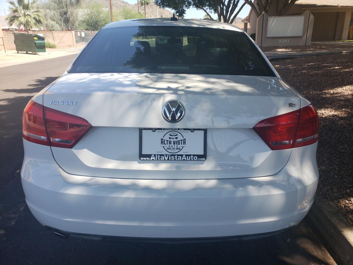 2013 WHITE /gray and black Volkswagen Passat se (1VWBP7A31DC) with an 2.5 l5 engine, 6-Speed Automatic transmission, located at 323 E Dunlap Ave., Phoenix, AZ, 85020, (602) 331-9000, 33.567677, -112.069000 - Photo#7